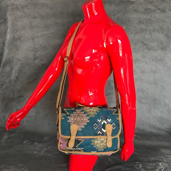 📦SOLD🎉 Mossimo Supply Native Print Cossbody Bag - Picture 3 of 6